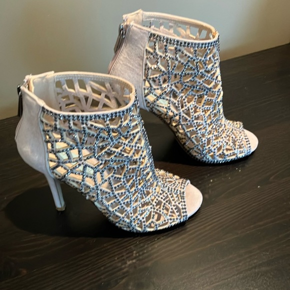 Fabulous Betsey Johnson cream with gunmetal bling caged peep toe 4” bootie. - Picture 3 of 16